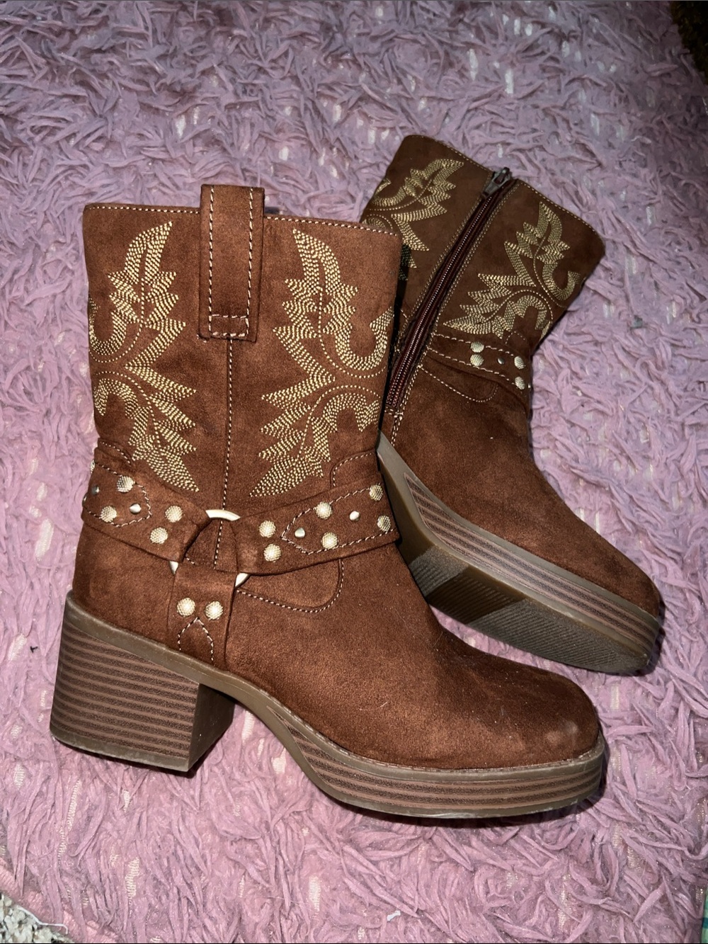 NWOT Sun + Stone Chestnut Suede Western Embroidered Block Heel Boots